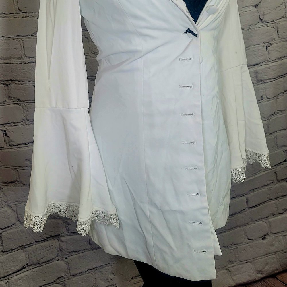 😊🤍 Brand new white blazer coat with unique and key styling...